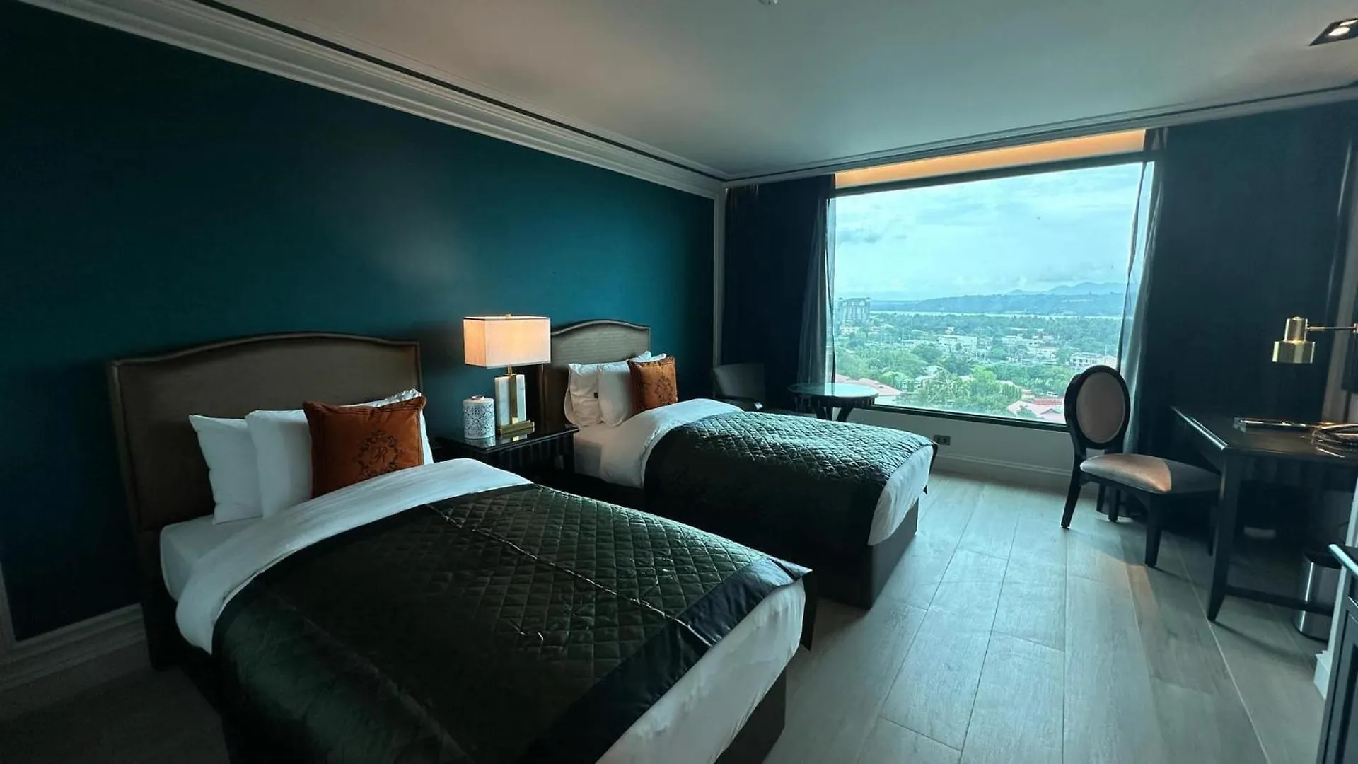 Grand Regal Hotel Davao 4*,
